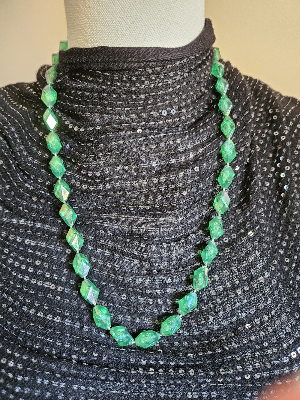 Vintage Emerald Green Faceted Bead Necklace. Beads Are Connected To The String.